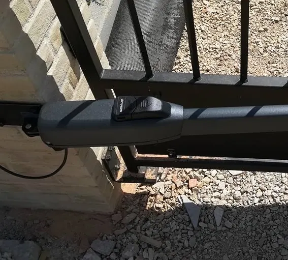 Braccio motorizzato per cancello a battente – automazione cancelli a Torino