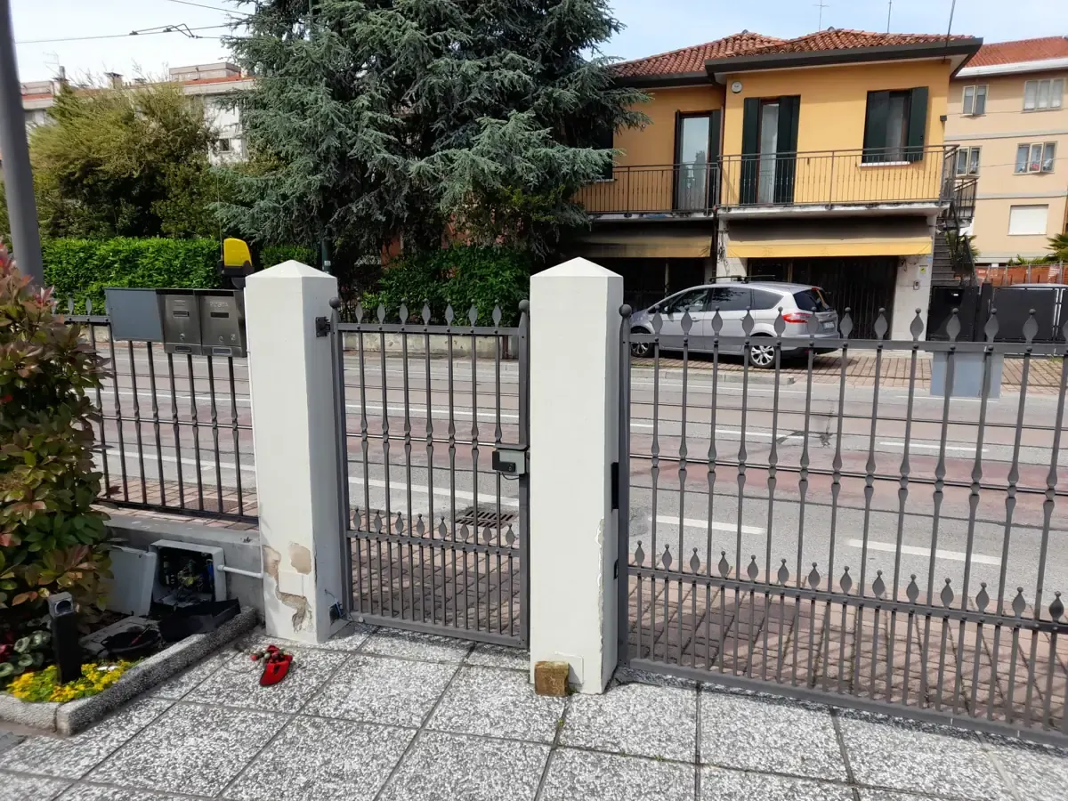 Cancello automatico tra pilastri – automazione cancelli a Nichelino