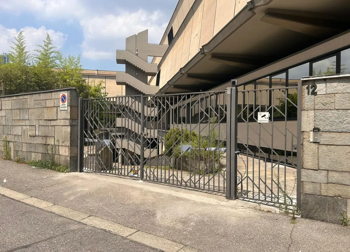 Cancello a battente all'ingresso di un condominio – automazione cancelli a Collegno
