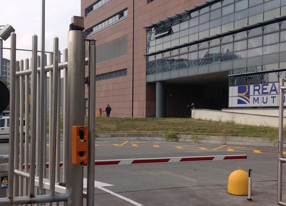 Controllo accessi con cancello pedonale e sbarra – controllo accessi a Torino
