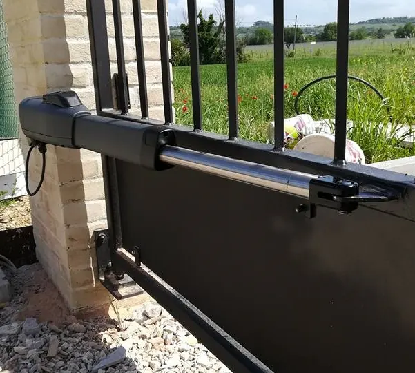 Motore elettromeccanico su cancello in ferro – automazione cancelli a Settimo Torinese