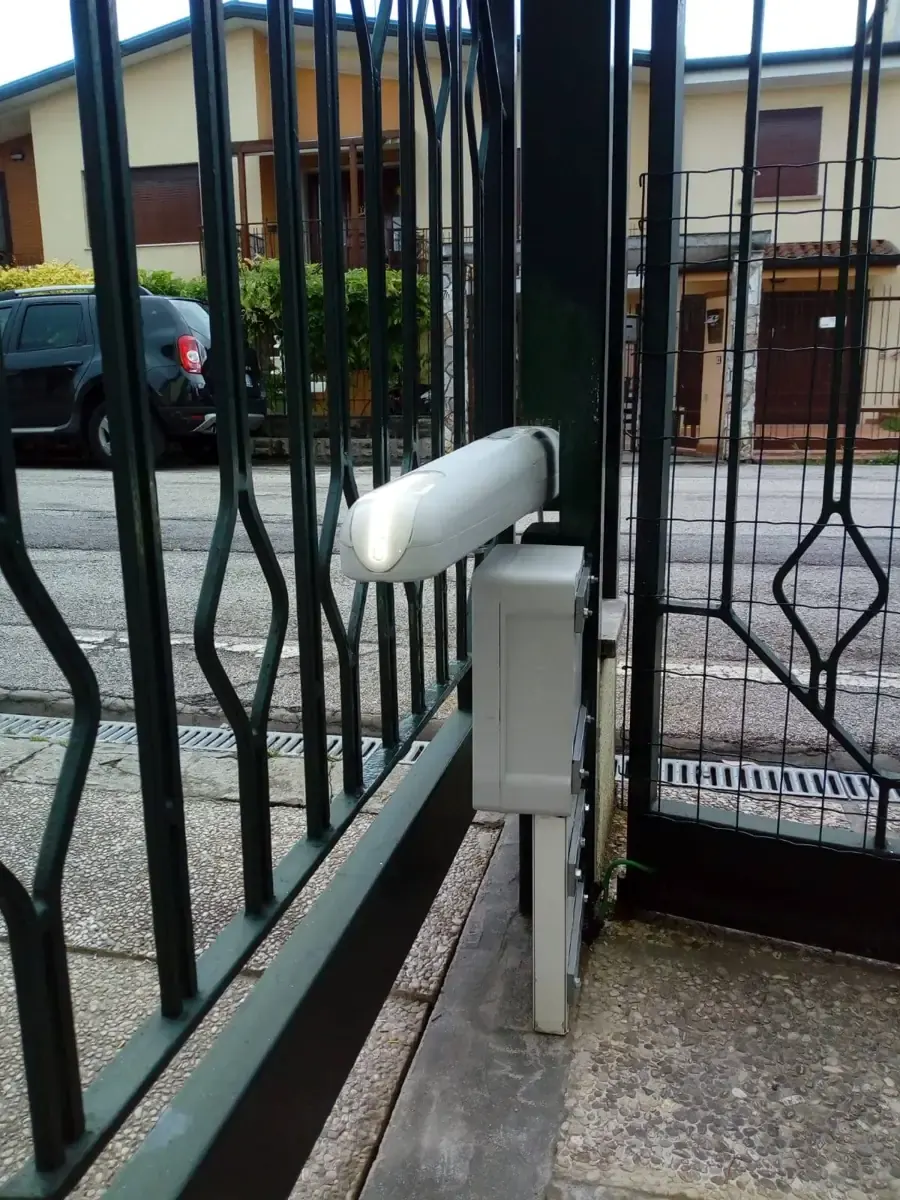 Installazione di un motore lineare per cancello – automazione cancelli FAAC a Torino