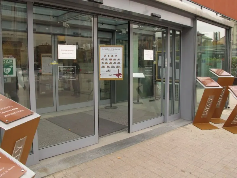 Porta automatica scorrevole all'ingresso – porte automatiche ASSA ABLOY a Torino