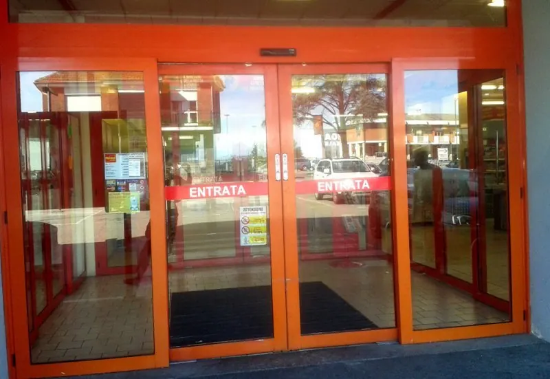 Porta automatica con telaio colorato – porte automatiche Dorma a Torino