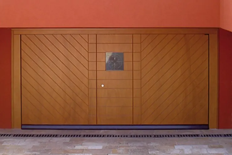 Porta basculante in legno per garage – porte basculanti e sezionali Hörmann a Torino
