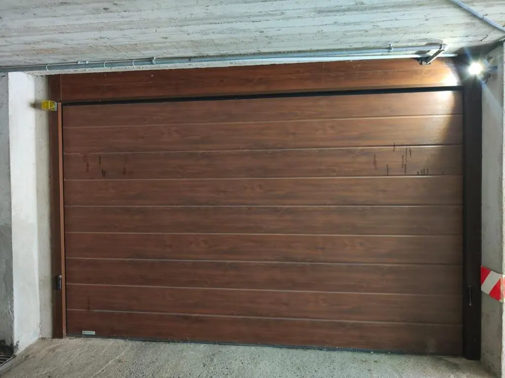 Porta sezionale da garage effetto legno – porte REI a Settimo Torinese