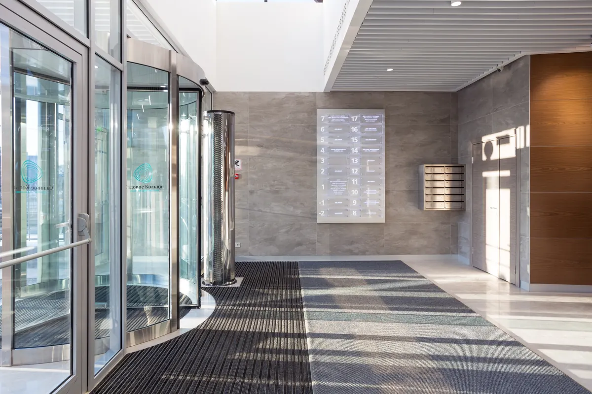 Porte automatiche nell'androne di un condominio – porte automatiche ASSA ABLOY a Torino