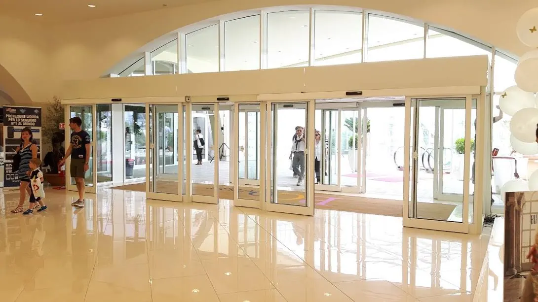 Porte automatiche in un centro commerciale – porte automatiche Label a Torino