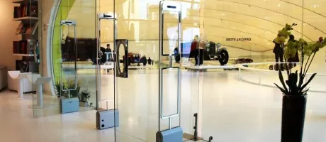 Porte automatiche all'ingresso di uno showroom – porte automatiche Kopron a Torino