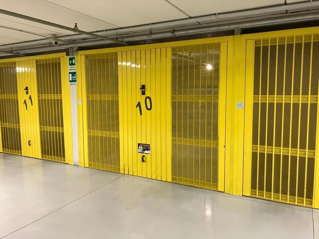 Porte basculanti grigliate in autorimessa – porte basculanti e sezionali Hörmann a Torino