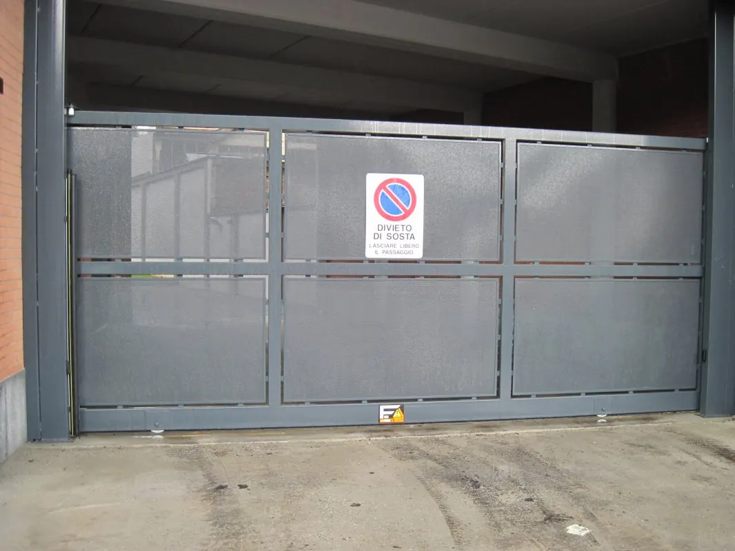 Portone in metallo per autorimessa – porte e portoni in metallo a Torino