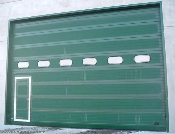 Portone sezionale industriale con porta pedonale – porte sezionali a Torino