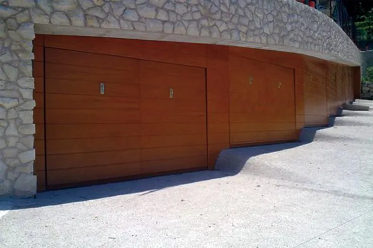 Portoni basculanti per box auto in serie – porte basculanti a Torino