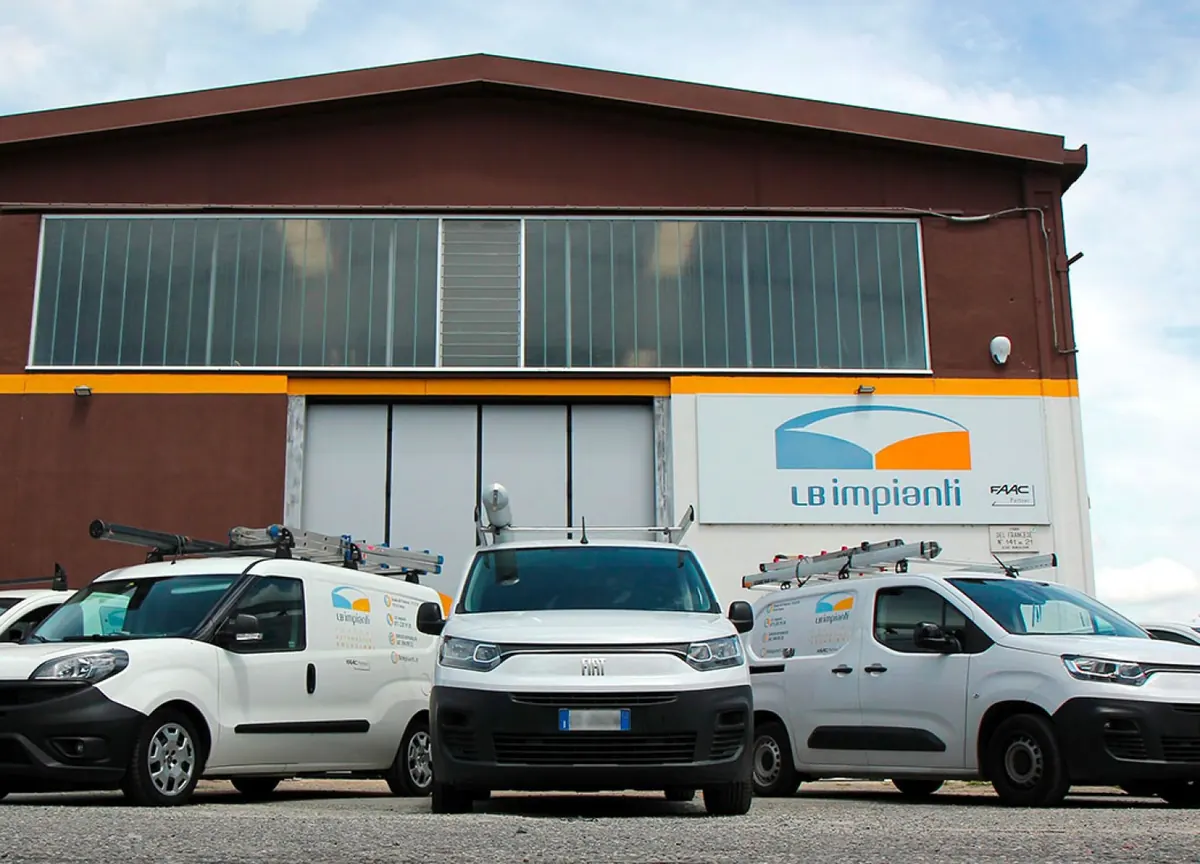 La nostra sede e i furgoni dei tecnici a Torino